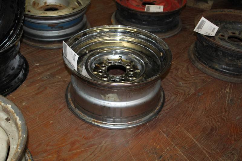 lot 99 image: 15x7in. 10-Lug Wheel