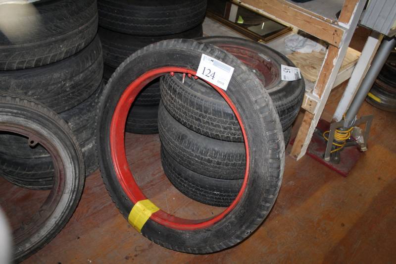 lot 124 image: 35x4.5 Tire w Rim