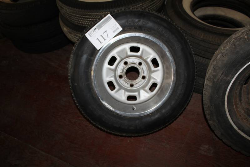 lot 117 image: Hercules HP 4000 P22560R14 Tire w 14in. 5-Lug Wheel