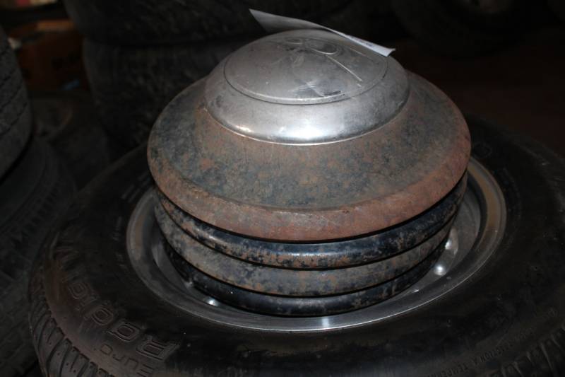 lot 130 image: Lot of (4) Ford Hubcaps