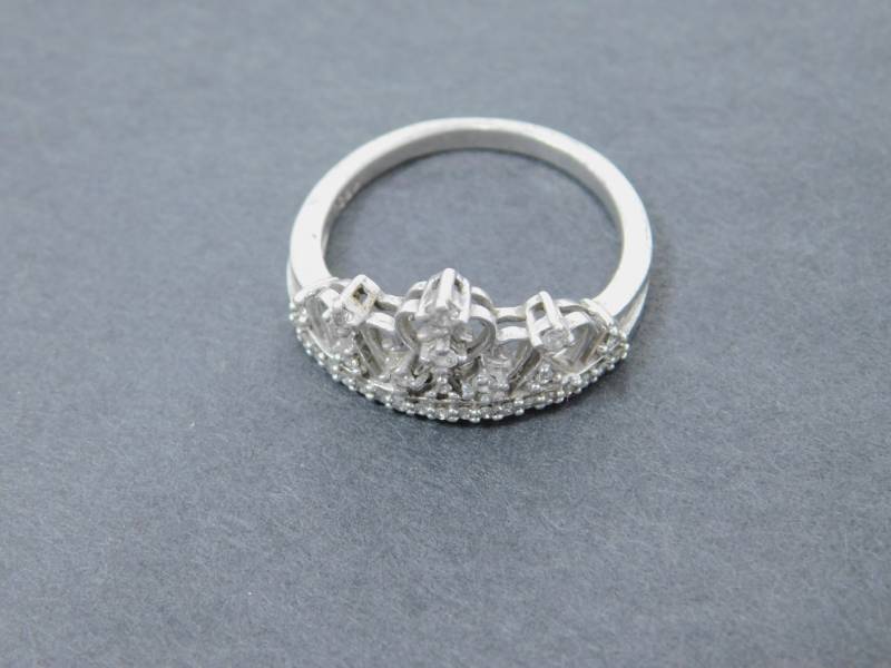 lot 4 image: Vintage Diamond Ring In Silver Setting