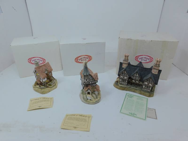 lot 21 image: Authentic David Winter Collectibles