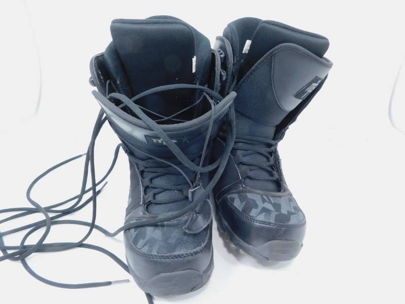 lot 23 image: HT3 SnowboardSki Boots