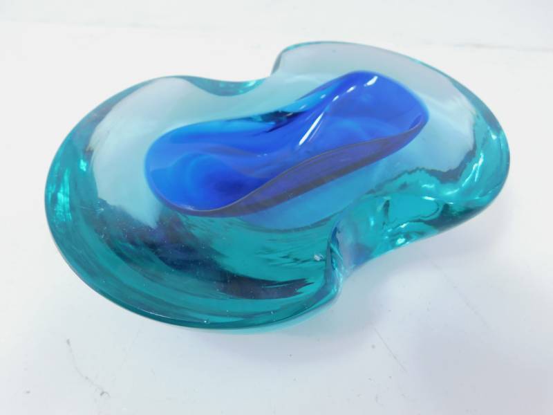 lot 57 image: Vintage Emerald Green Glass Bowl