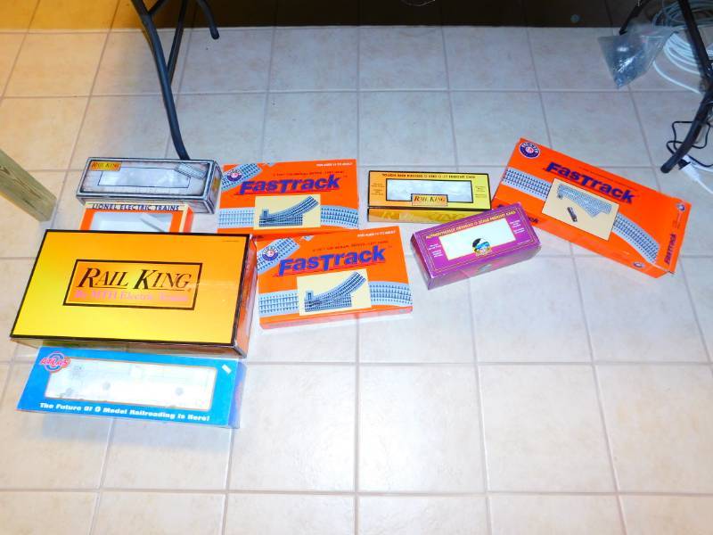 lot 1 image: Complete O Scale Train Set With Table
