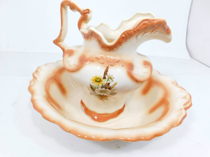 lot 75 image: Antique Wash Basin & Pitcher