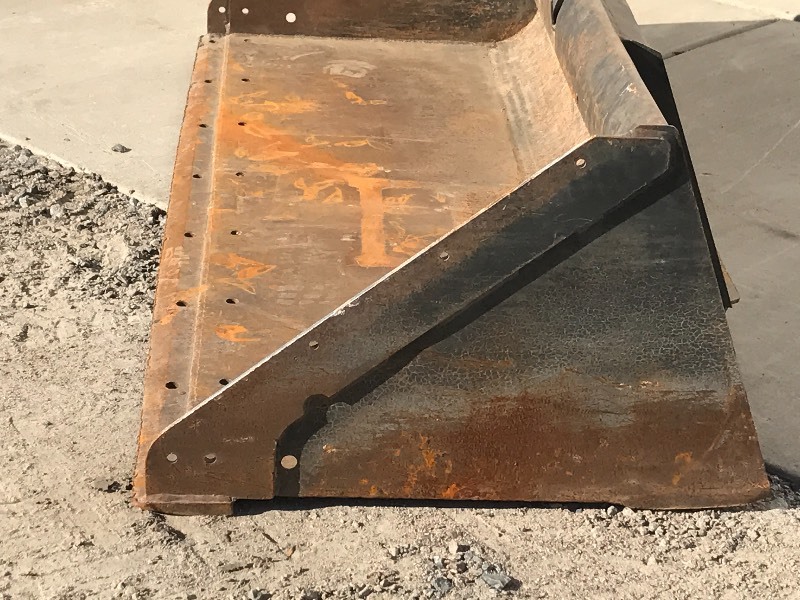 lot 2 image: 80 Skid-Loader Dirt Bucket