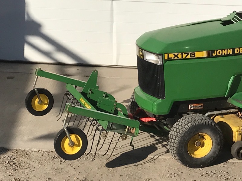 lot 6 image: John Deere LX176 Lawn Tractor