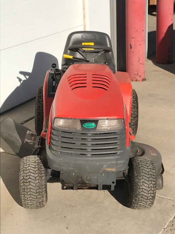 lot 7 image: Scotts Lawn Tractor