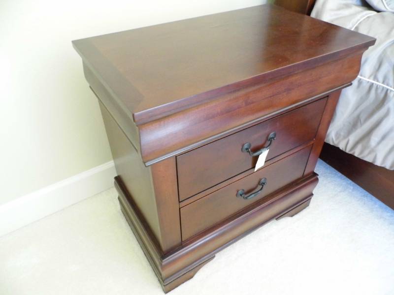 lot 1 image: End Table
