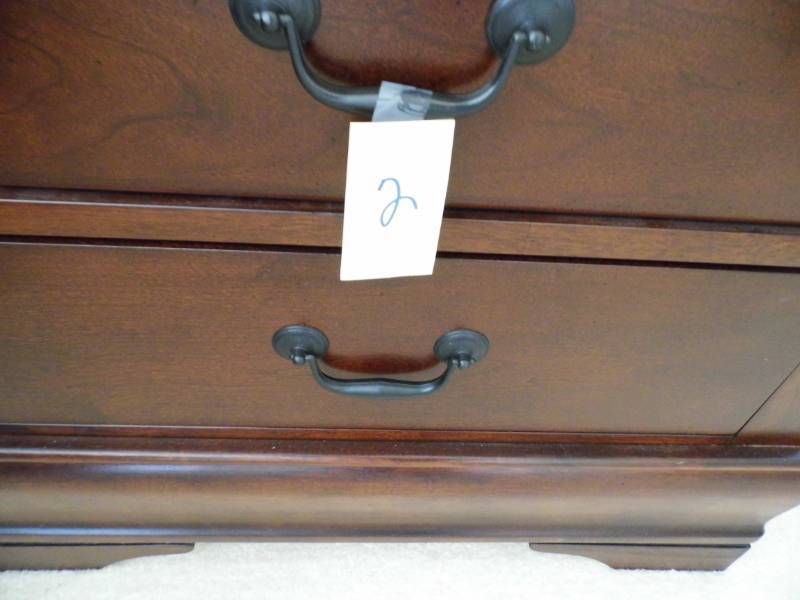 lot 2 image: End Table