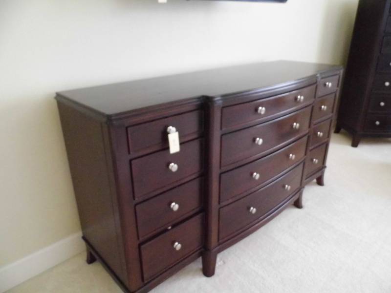 lot 9 image: Dresser
