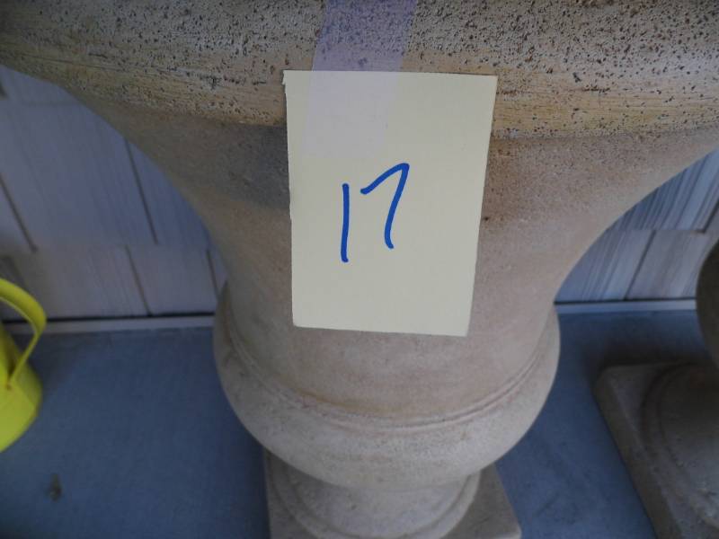 lot 17 image: Planter
