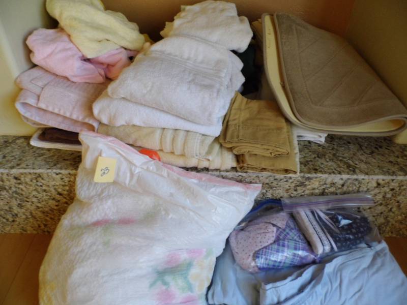 lot 23 image: Misc Bath - Bedding Items