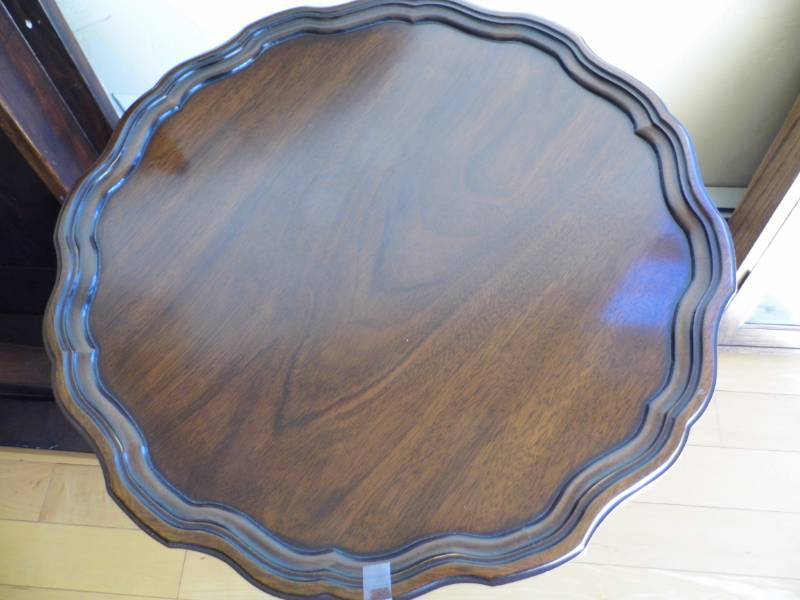 lot 28 image: Table