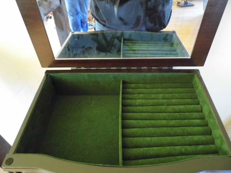 lot 30 image: Jewely Armoire