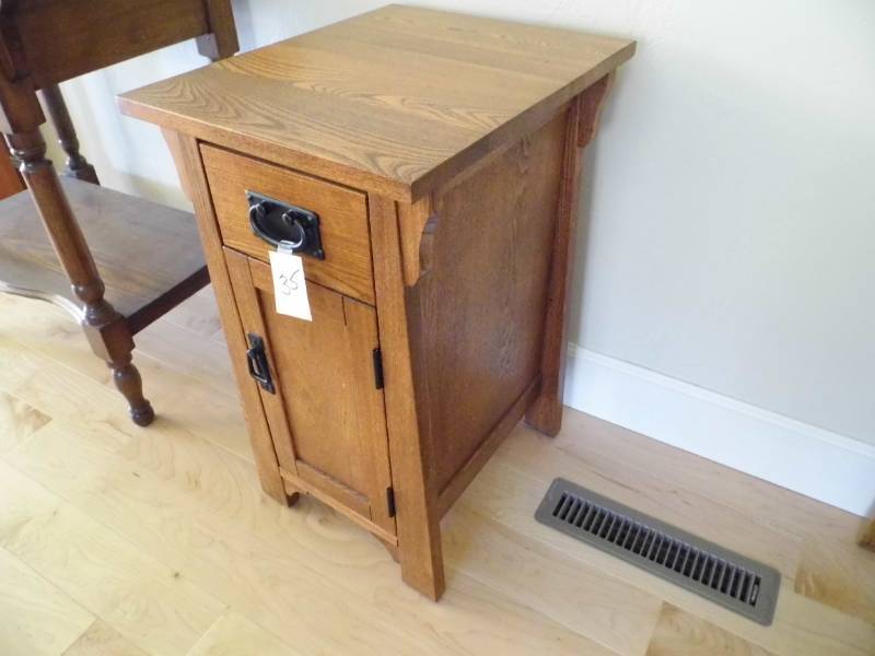 lot 35 image: End Table