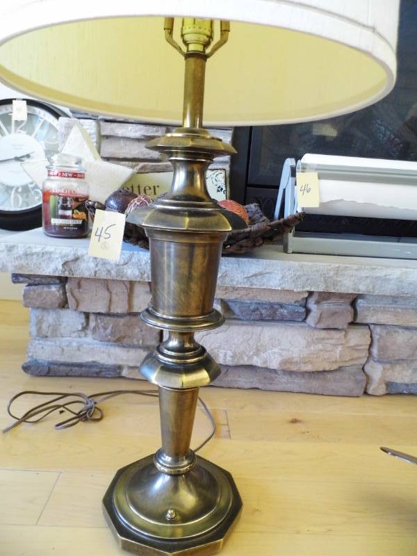 lot 48 image: Brass Lamp w Shade