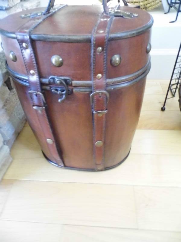 lot 60 image: Lot of 2 Leather Cases