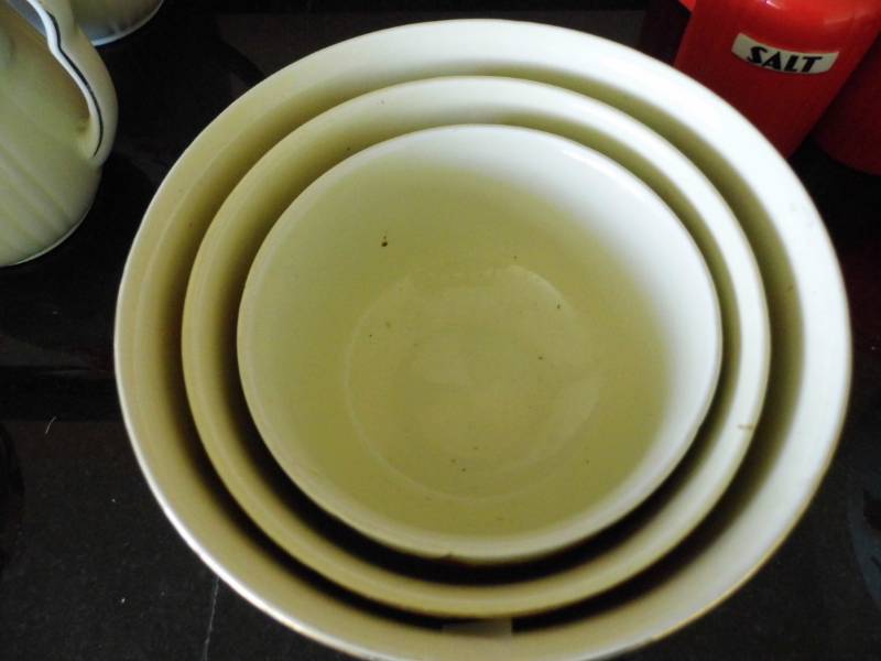 lot 87 image: Set of 3 Vintage Halls Harvest Bowls