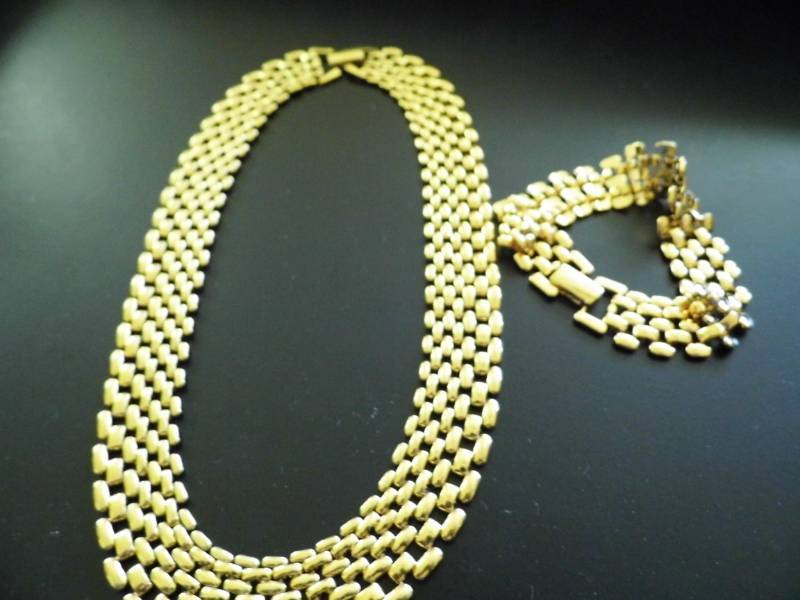 lot 117 image: Assorted Gold Colored Jewelry