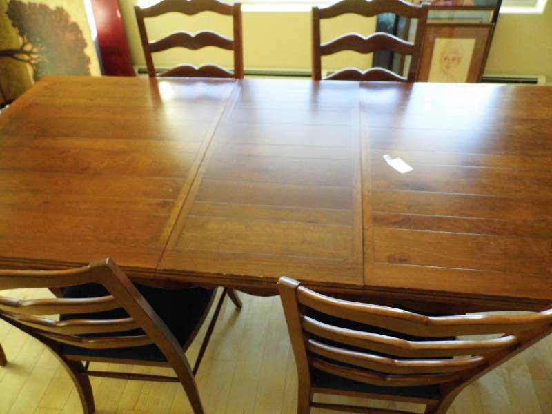 lot 119 image: Dining Table w 6 Chairs