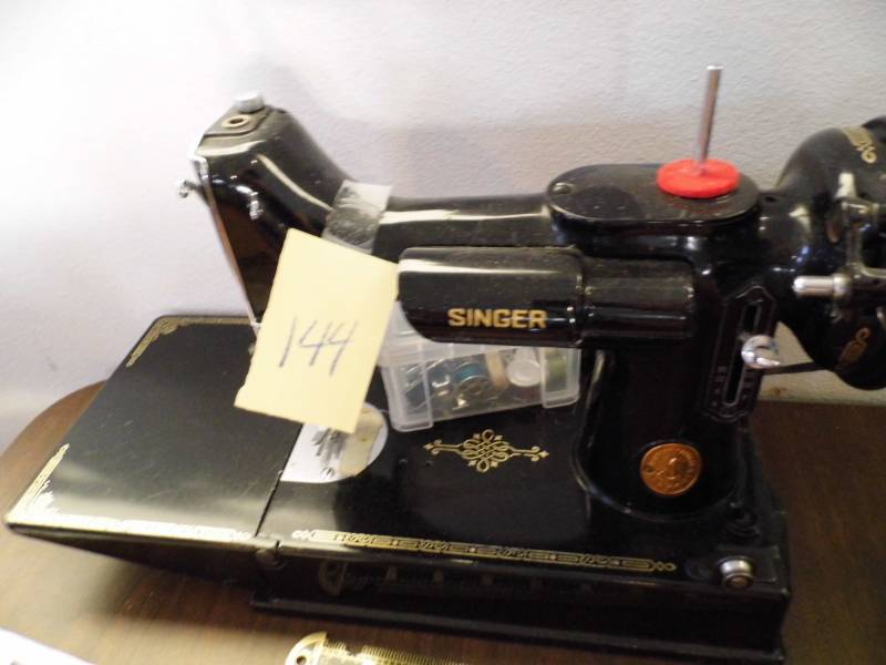 lot 144 image: Singer Featherweight Sewing Machine