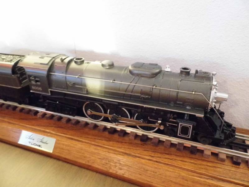lot 156 image: Lionel Silver Shadow Train