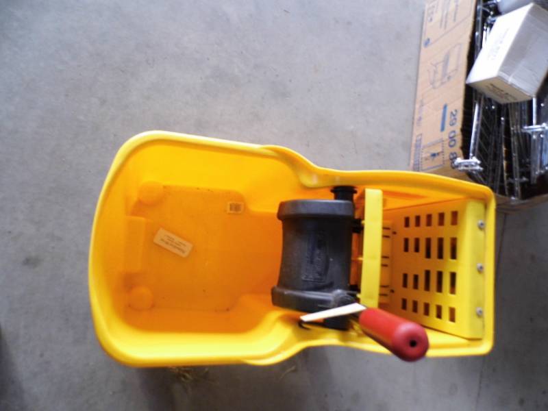 lot 184 image: Rubbermaid Mop Bucket