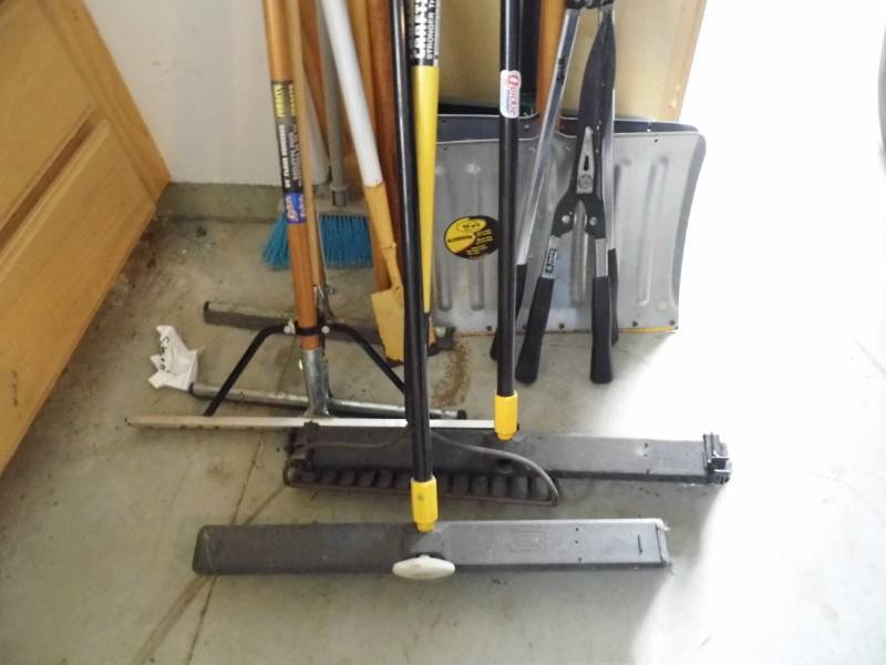 lot 194 image: Lot of Brooms - Shovels - Trimmer