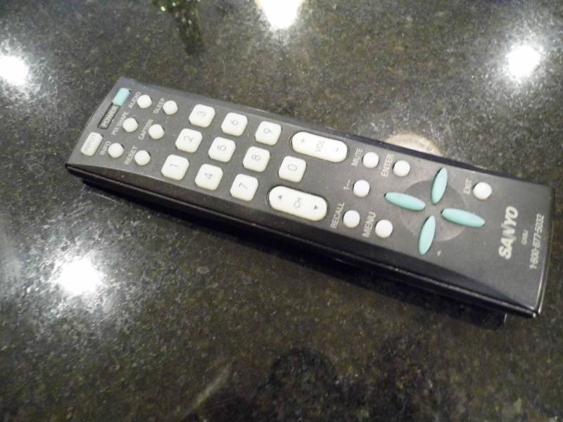 lot 193 image: Sanyo 32 TV  w Remote