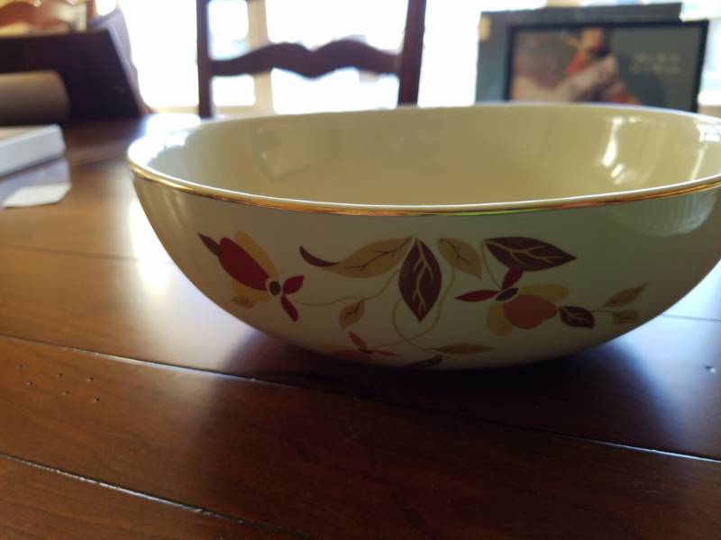 lot 88 image: Lot of 2 Vintage Halls Harvest Bowls
