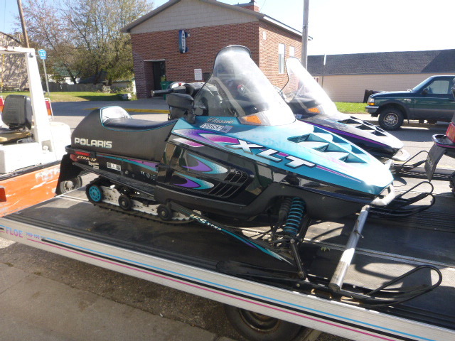lot 4 image: 1998 Polaris Indy Classic Snowmobile