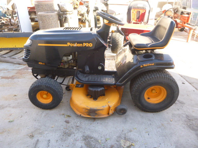 lot 1 image: Poulan Pro Riding Lawn Mower
