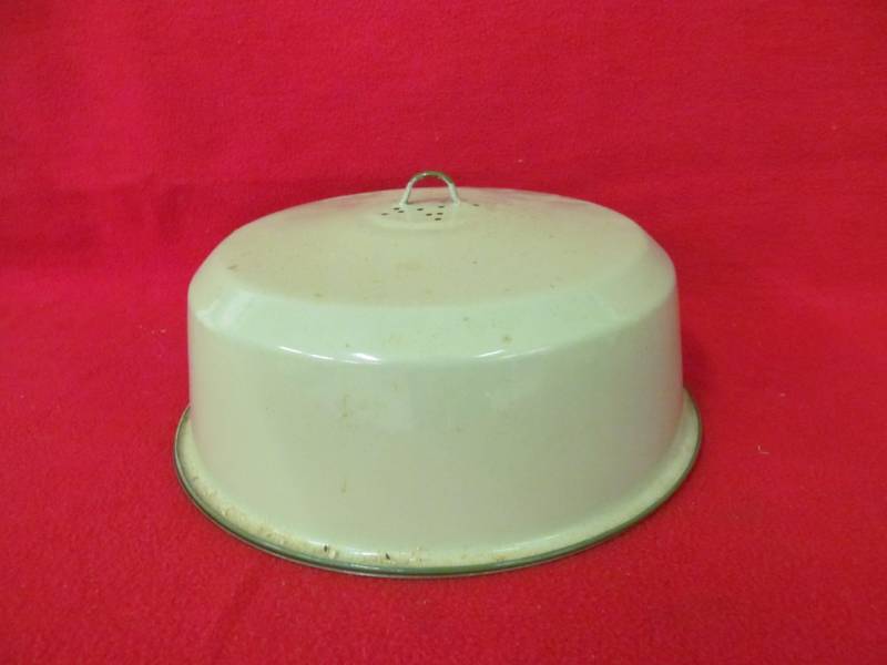 lot 3 image: Vintage cake saver