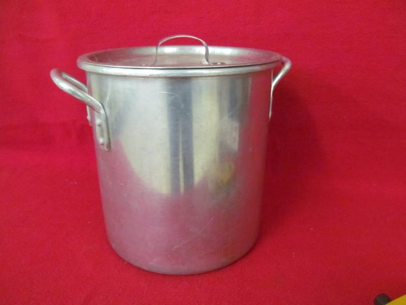 lot 4 image: 12 Qt. Aluminum Stock Pot