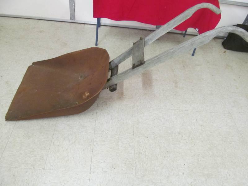 lot 10 image: Vintage Barn scoop on wheels