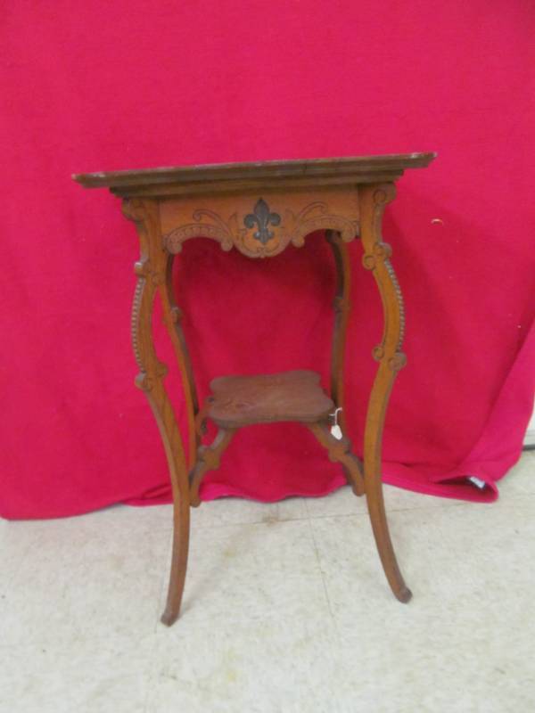lot 33 image: Ornate 2 tier hall table (20 x 20 x 30)
