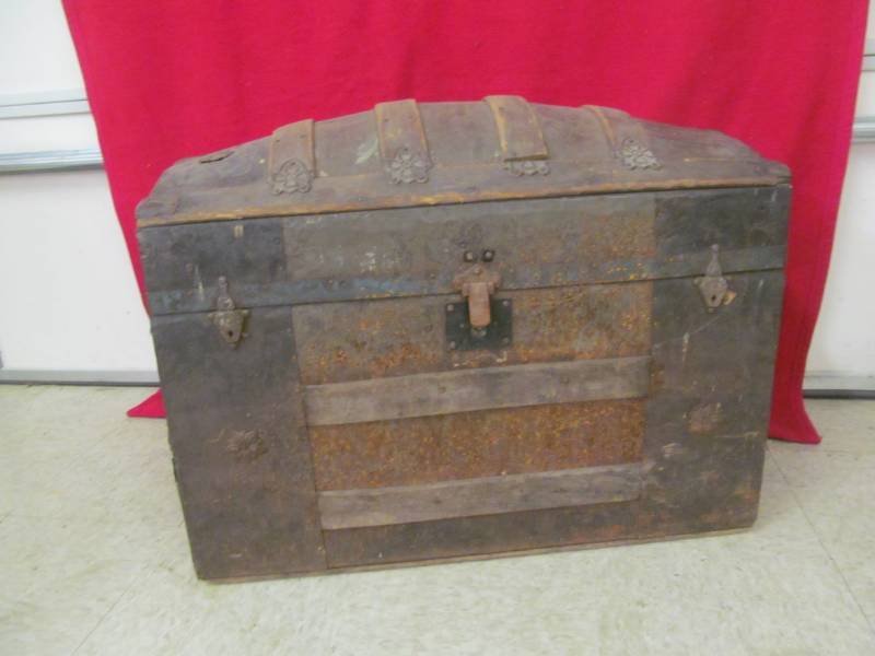 lot 82 image: Vintage travelers trunk (17 x 30 x 26)