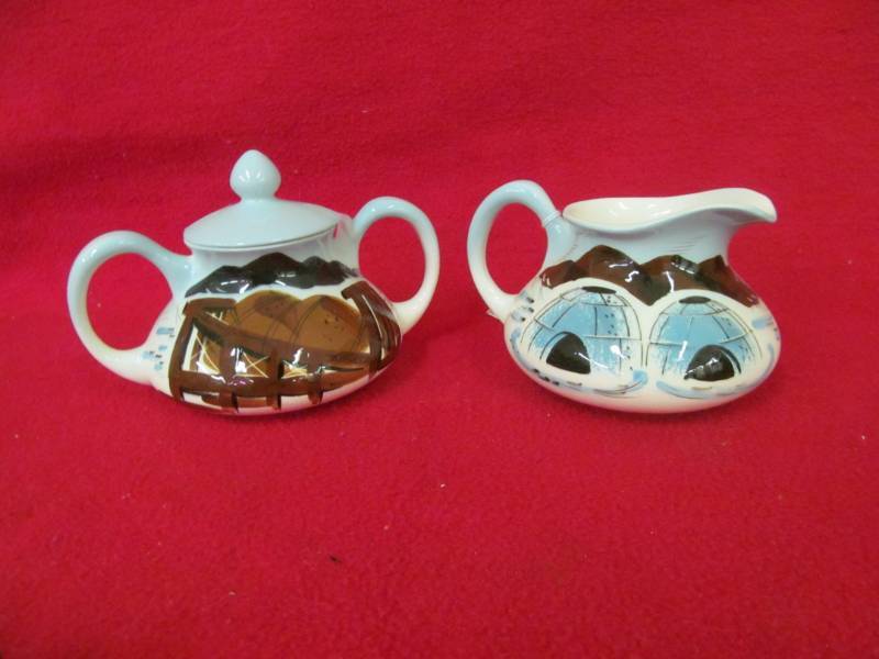 lot 95 image: Sascha Brastoff Alaska pattern creamer and sugar igloo & dogsled Circa 1947-1953
