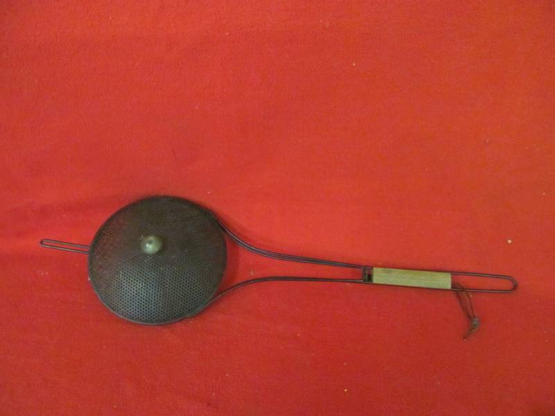 lot 110 image: Vintage popcorn popper