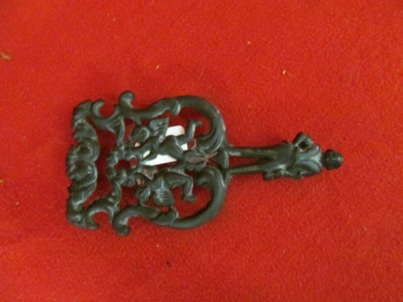 lot 112 image: 1940s Cast trivet with angels