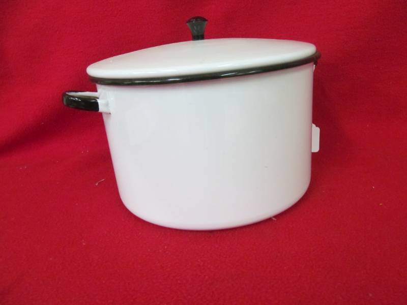 lot 119 image: Enamel stock pot