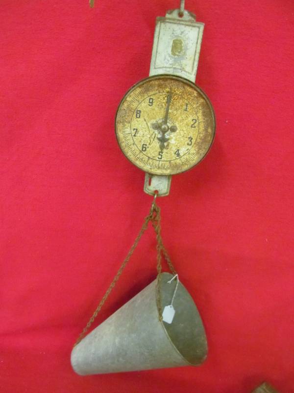 lot 127 image: Vintage Poultry scale