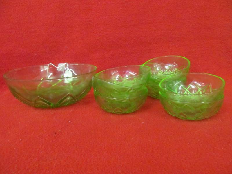 lot 133 image: Hazel Atlas Diamond Arches, 1 large bowl, 8 bowls