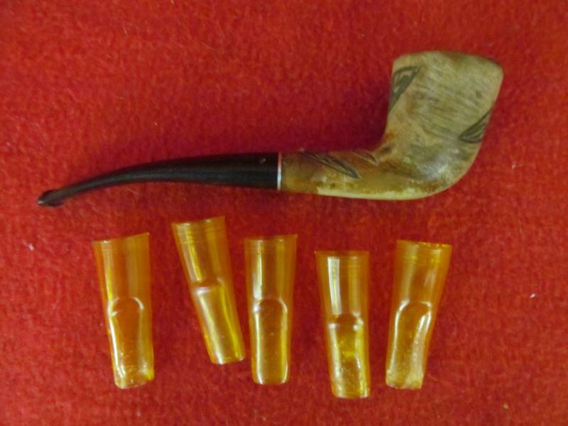 lot 141 image: Medic medal imported wood pipe, 5 cigar holders