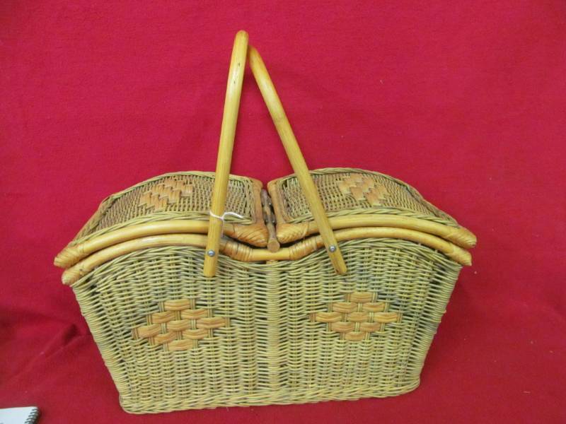 lot 145 image: Double handle wicker basket with lid