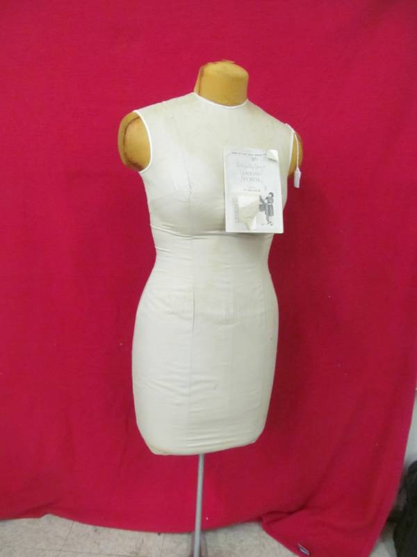 lot 158 image: Vintage Singer dress form