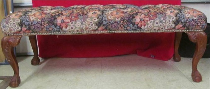 lot 161 image: Upholstered cushioned bench (54 x 20 x 20)
