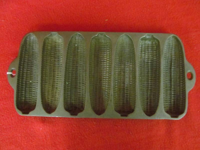 lot 186 image: Crusty Corn Cob Wagner Ware Junior Pat.1920 Cast Iron Pan